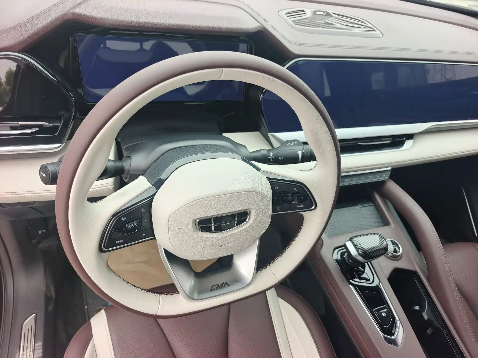 Фото 9 - Geely Monjaro