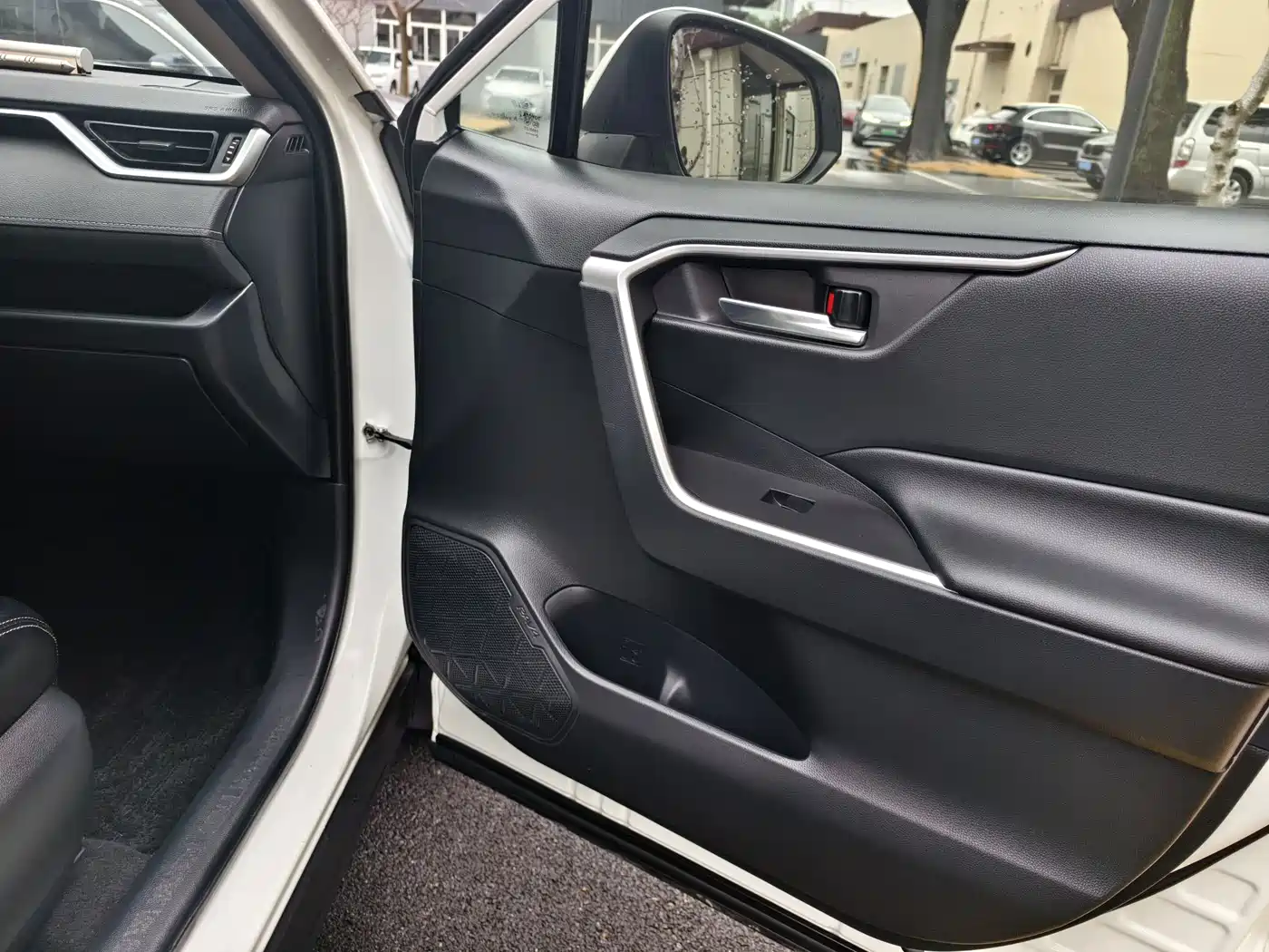 Toyota RAV4 Rongfang 2020 2.0L CVT 2WD Trend Edition фото 16