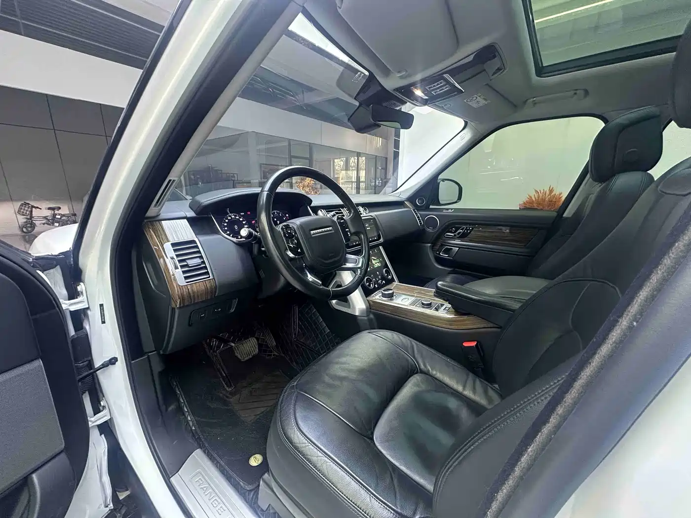 Land Rover Range Rover 2018 3.0 SC V6 Golden Age Edition фото 2