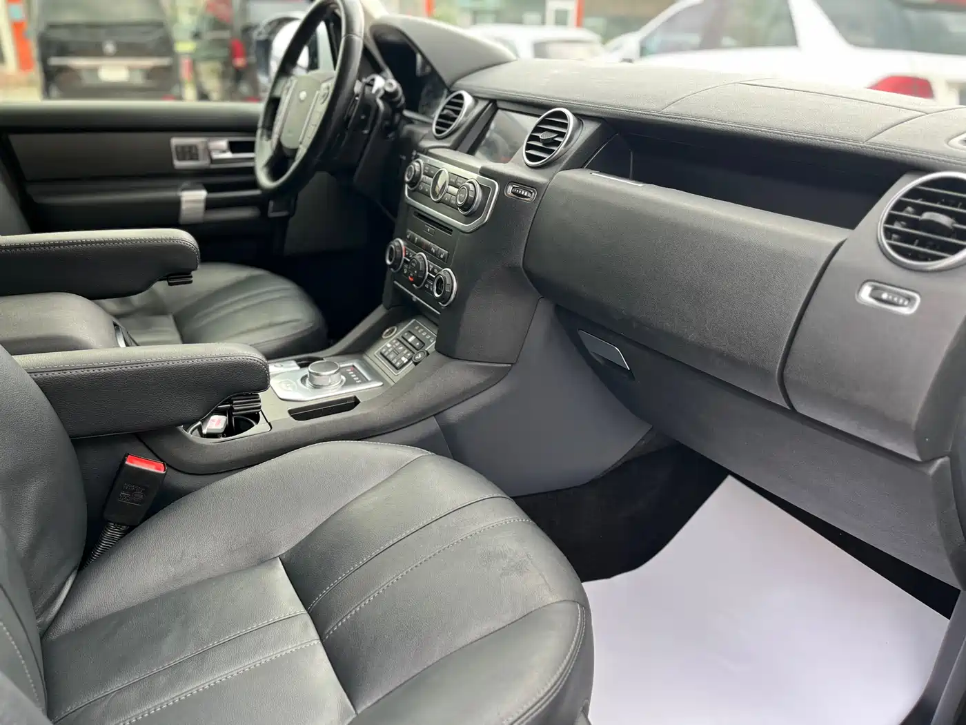 Land Rover Discovery 2016 3.0 SC V6 SE фото 28
