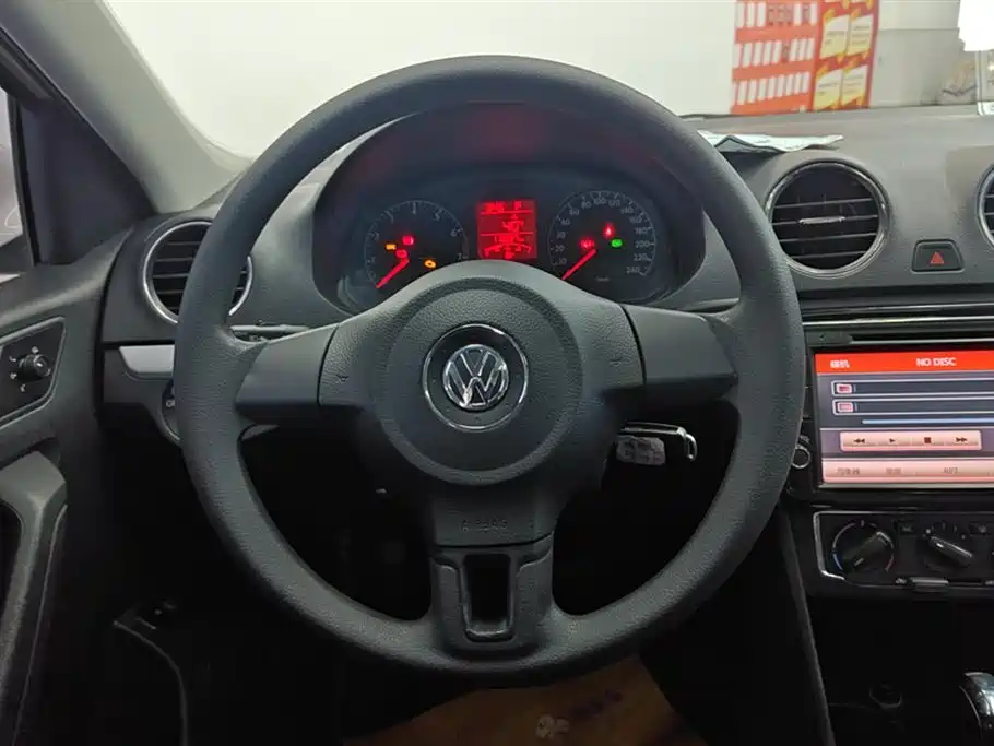 Volkswagen Jetta 2013 1.6L Automatic Comfort фото 15