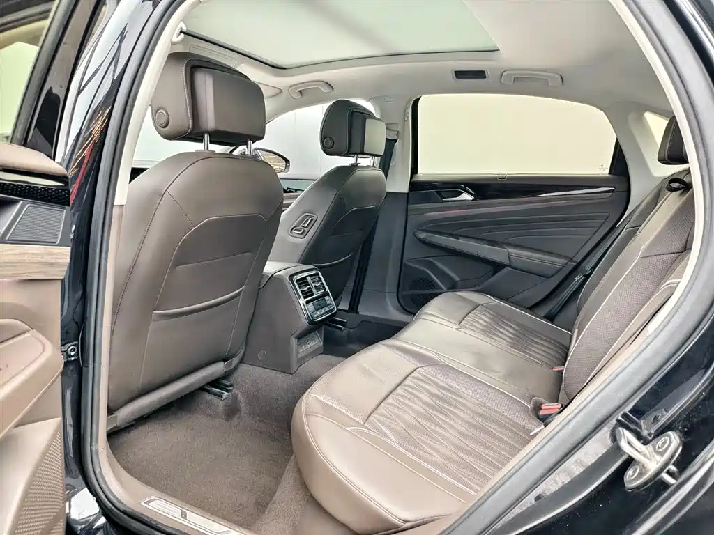Volkswagen Passat 2020 330TSI Luxury Edition China VI фото 3