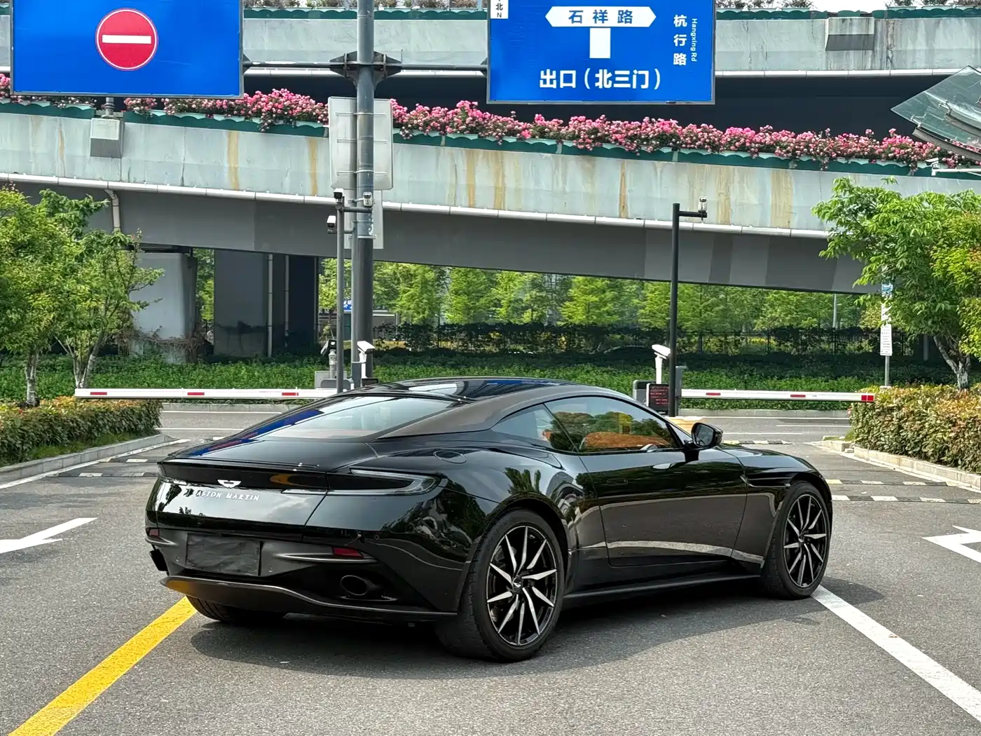 Aston Martin DB11 2022 4.0T V8 Coupe фото 7