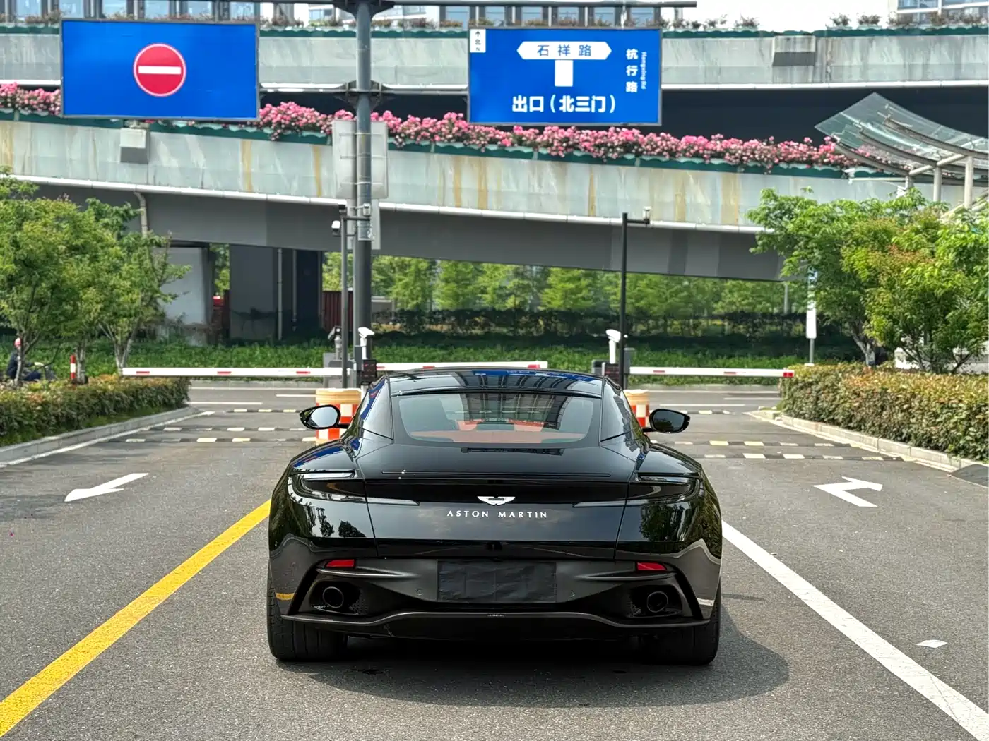 Aston Martin DB11 2022 4.0T V8 Coupe фото 8