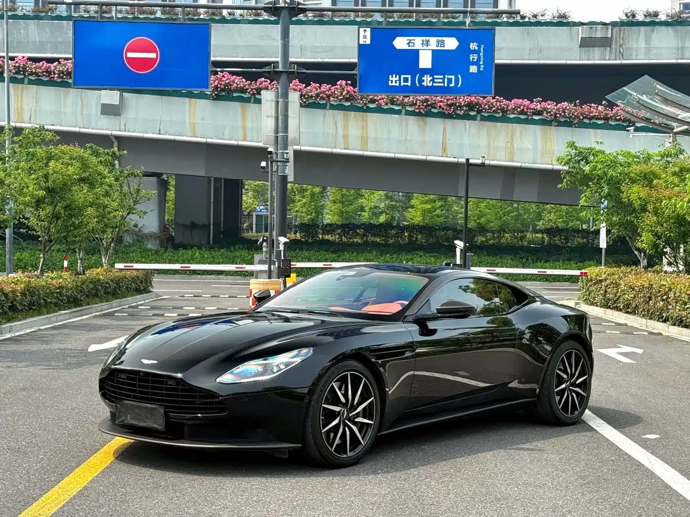 Aston Martin DB11 2022 4.0T V8 Coupe фото 3