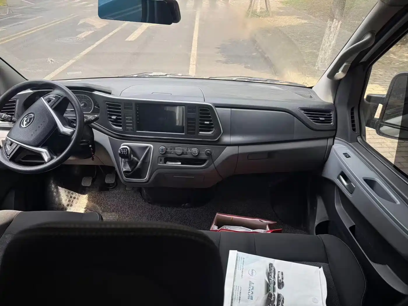 SAIC Maxus Xintu V80 2024 Model Year Aoyunton Value Edition 6MT Short Wheelbase Ultra Low Roof 127Ps 5/6-Seater фото 5
