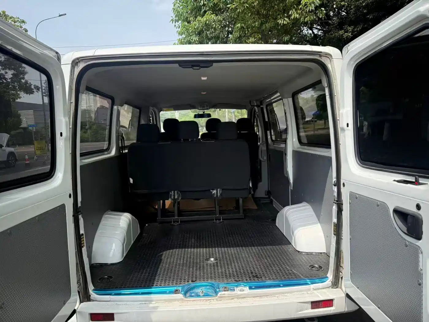 SAIC Maxus Xintu V80 2024 Model Year Aoyunton Value Edition 6MT Short Wheelbase Ultra Low Roof 127Ps 5/6-Seater фото 6
