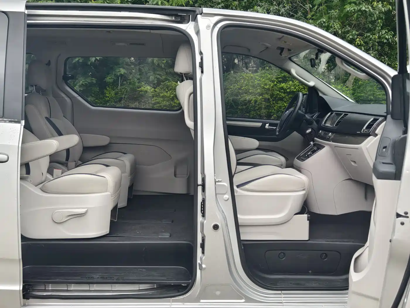 SAIC Maxus Maxus G10 2020 2019 Facelift PLUS 2.0T Automatic Elite Edition China VI