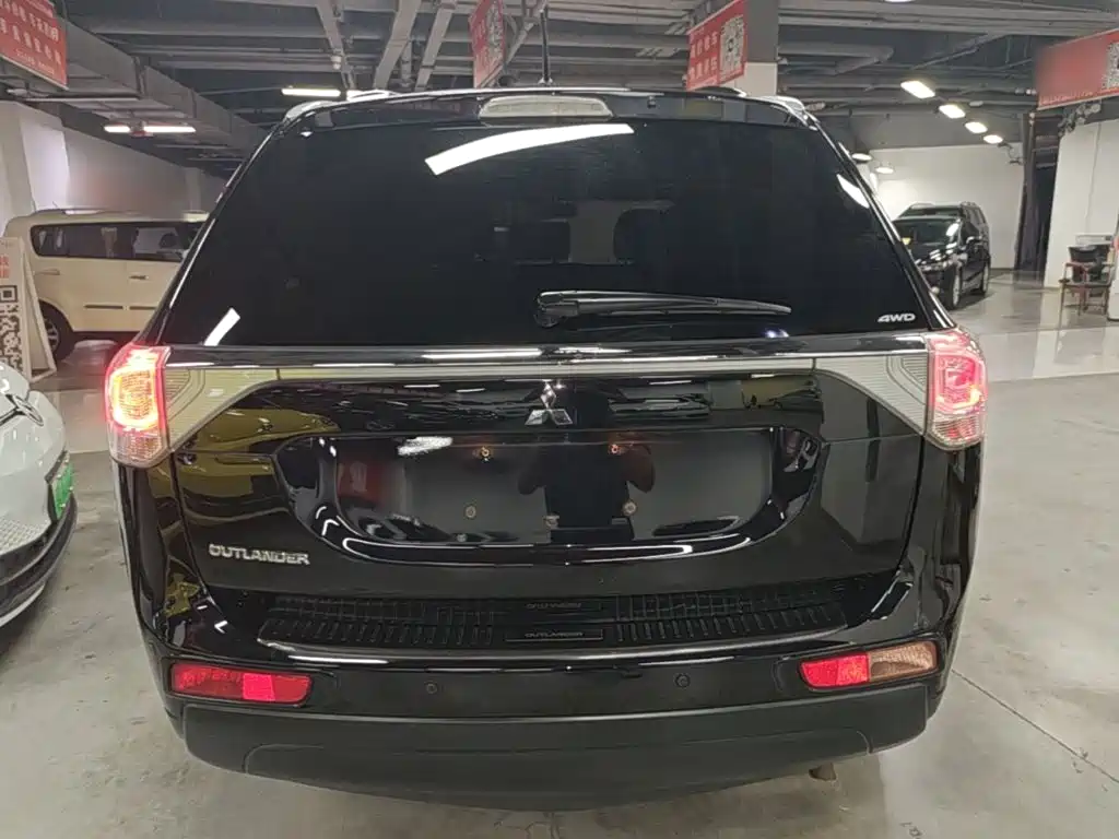 Mitsubishi Outlander (Import) 2015 2014 2.4L 4WD Luxury Value Edition 7-seater