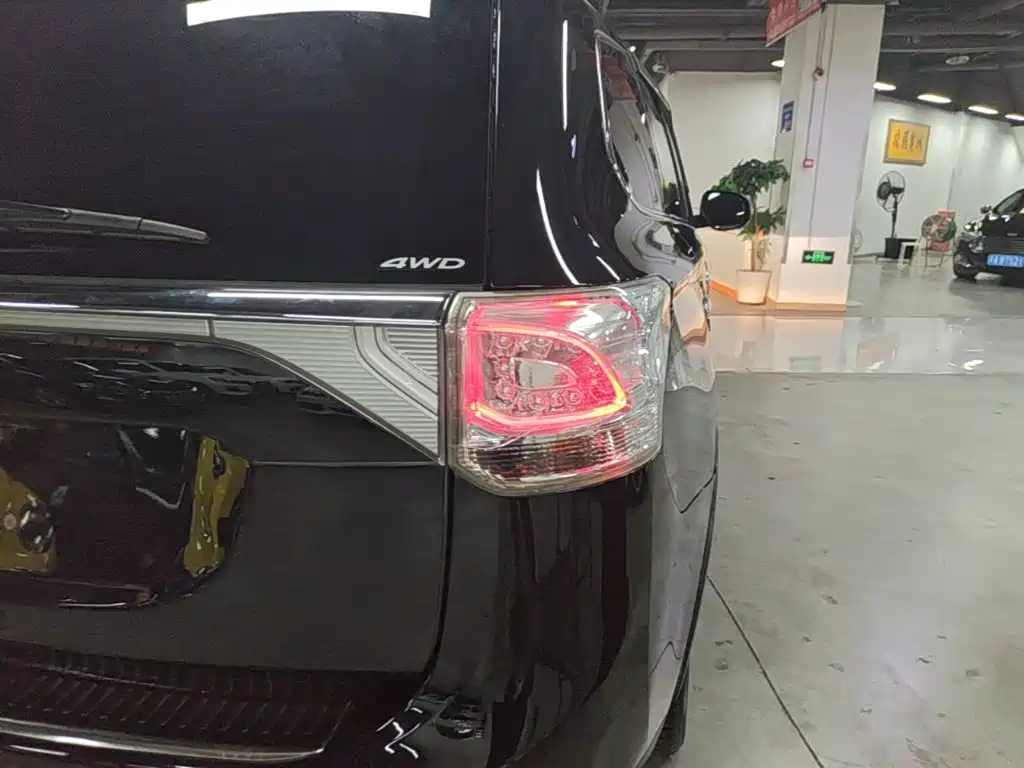 Mitsubishi Outlander (Import) 2015 2014 2.4L 4WD Luxury Value Edition 7-seater