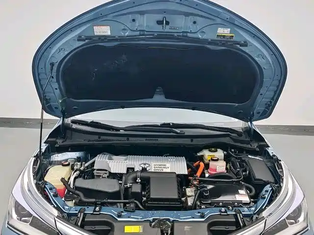 Toyota Corolla 2016 Dual Hybrid 1.8L E-CVT Elite Edition фото 10