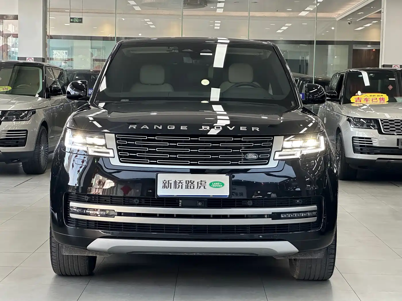 Land Rover Range Rover 2023 3.0 L6 360PS Golden Age Edition фото 2