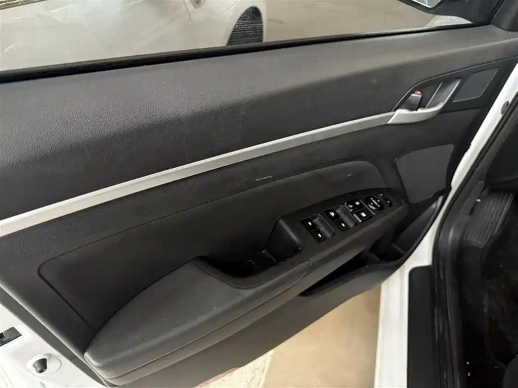 Hyundai Elantra 2016 Model 1.6L Automatic Smart Elite фото 21