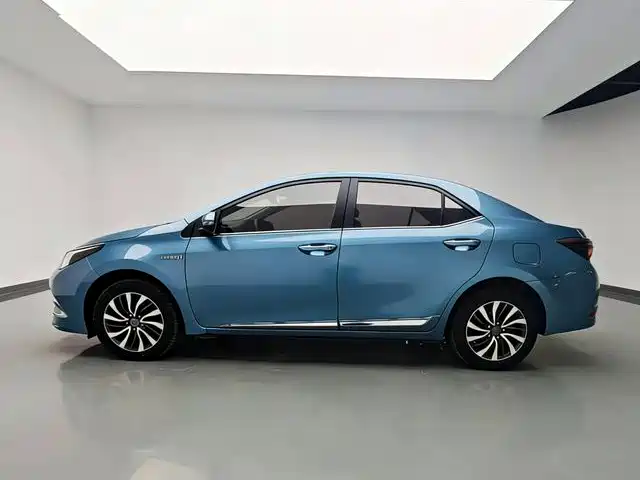 Toyota Corolla 2016 Dual Hybrid 1.8L E-CVT Elite Edition фото 13