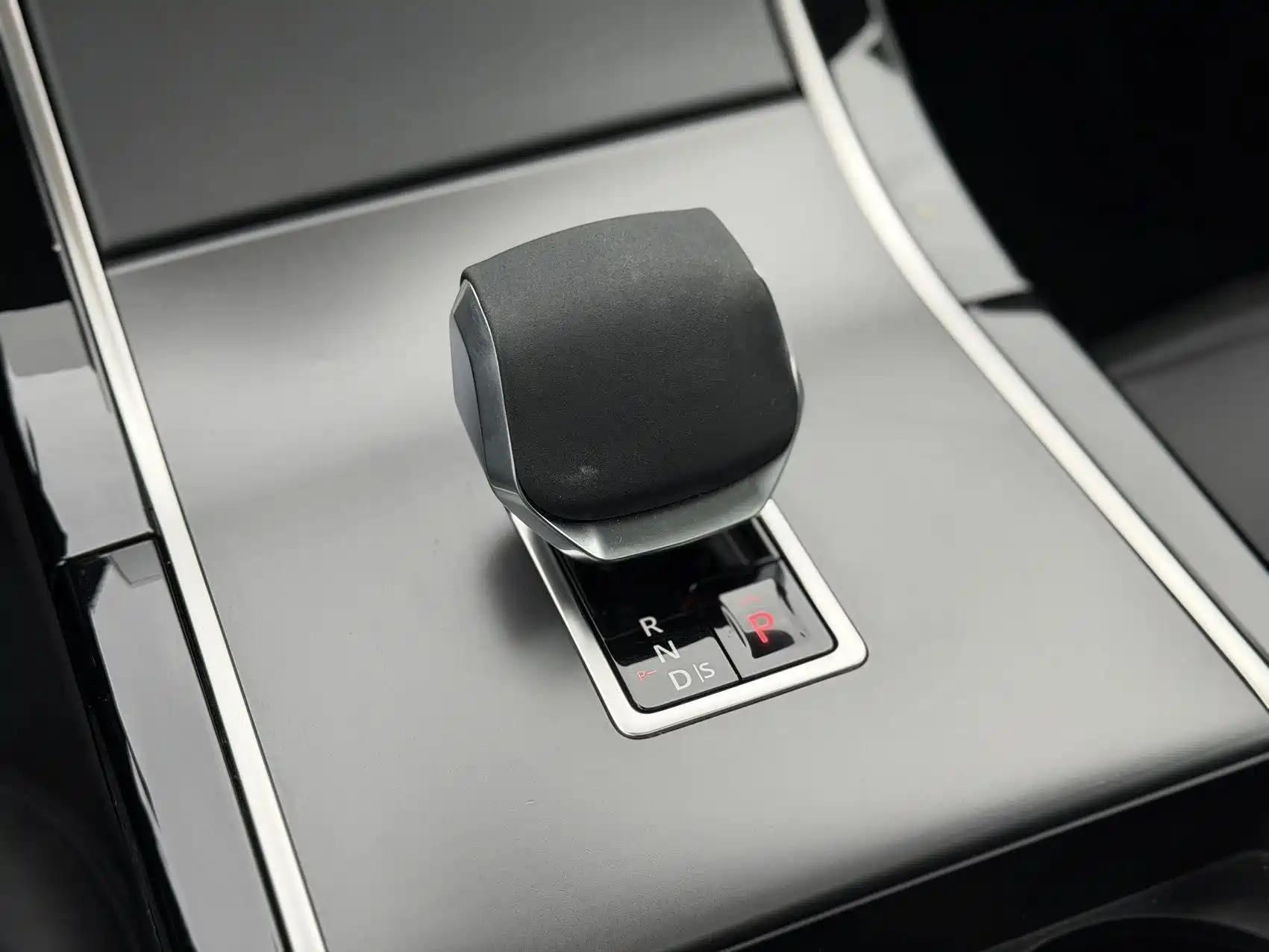 Photo 10 - Land Rover Range Rover Velar