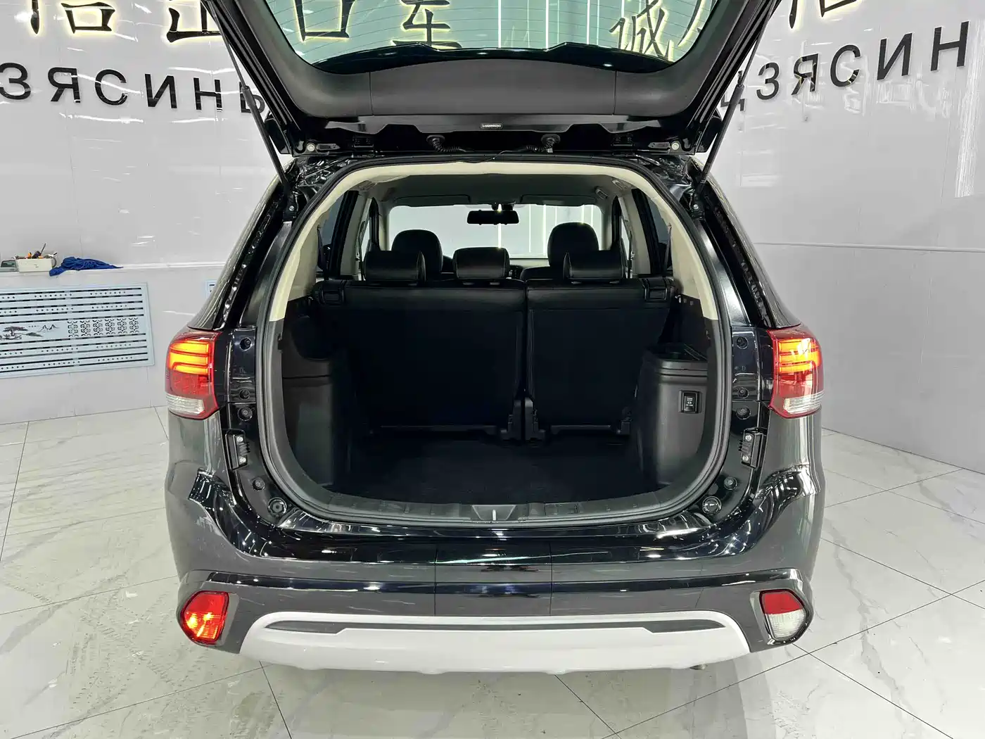 MITSUBISHI OUTLANDER