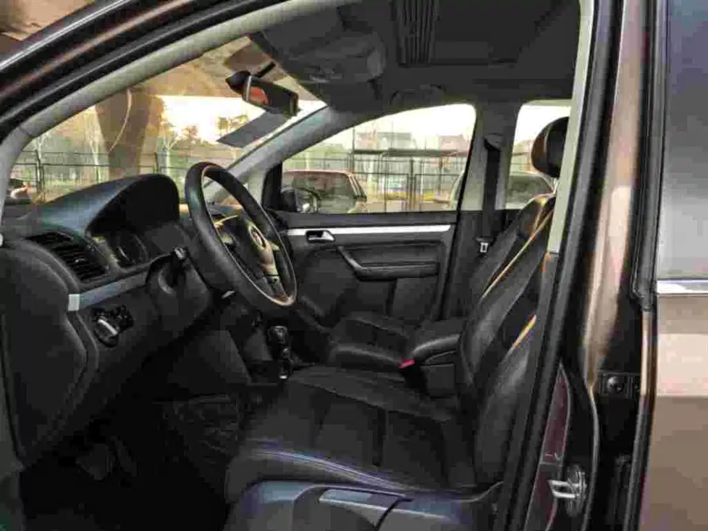 Volkswagen Touran 2013 1.4T DSG Comfort 5-seater фото 6