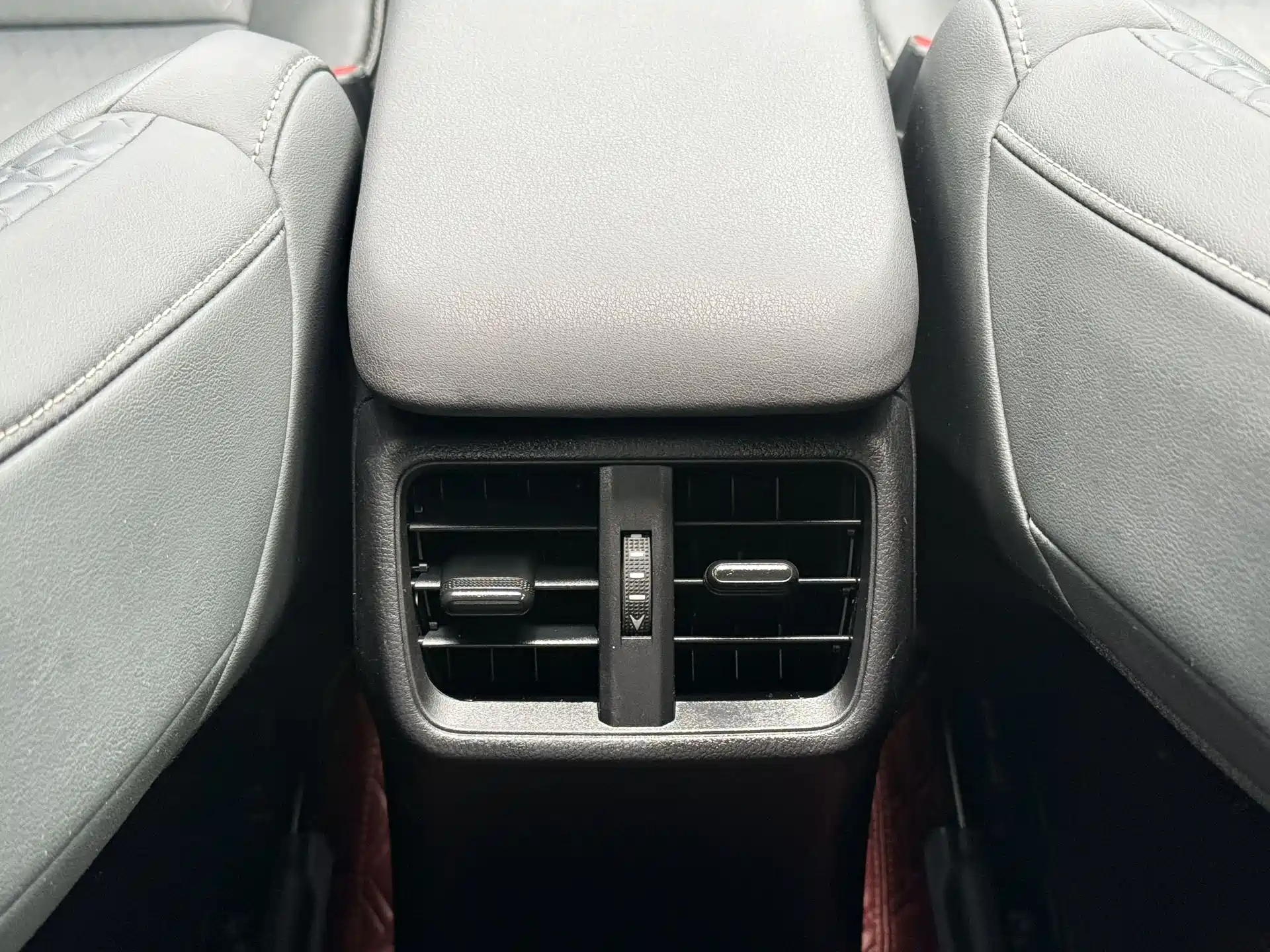 Фото 17 - Lexus UX