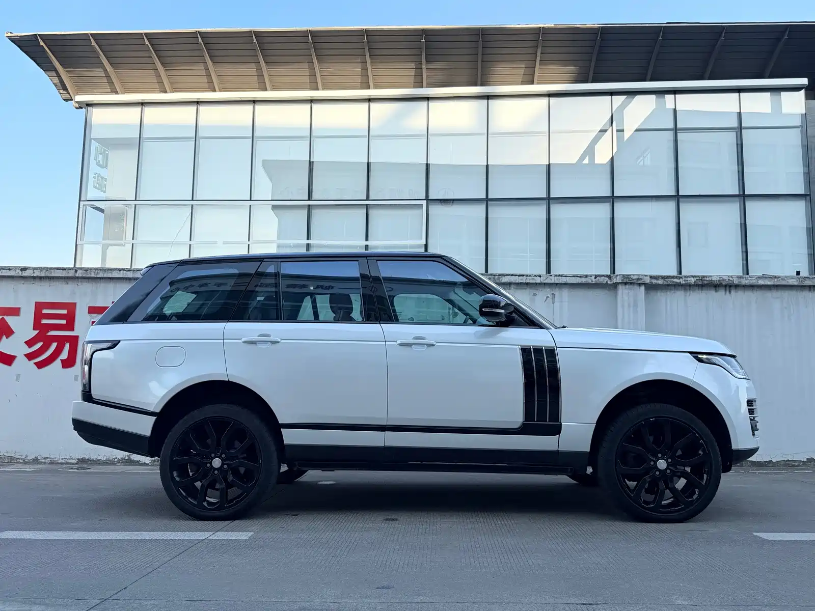 Photo 12 - Land Rover Range Rover