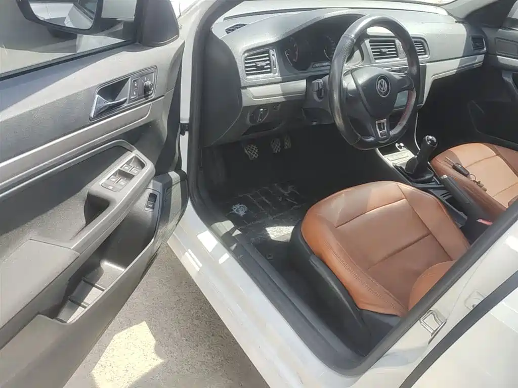 Volkswagen Lavida 2017 1.6L Manual Trend Edition фото 16