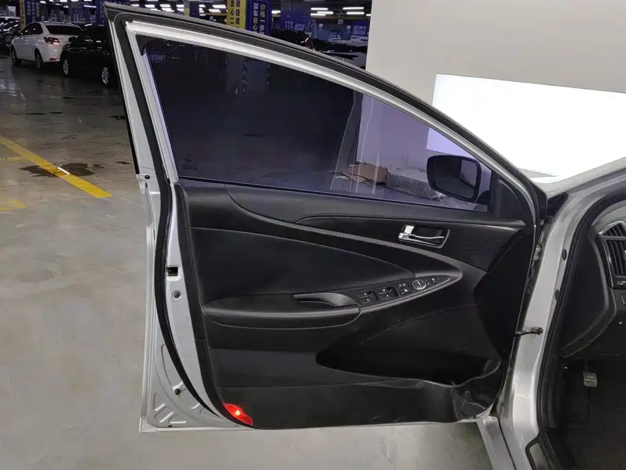 Photo 7 - Hyundai Sonata