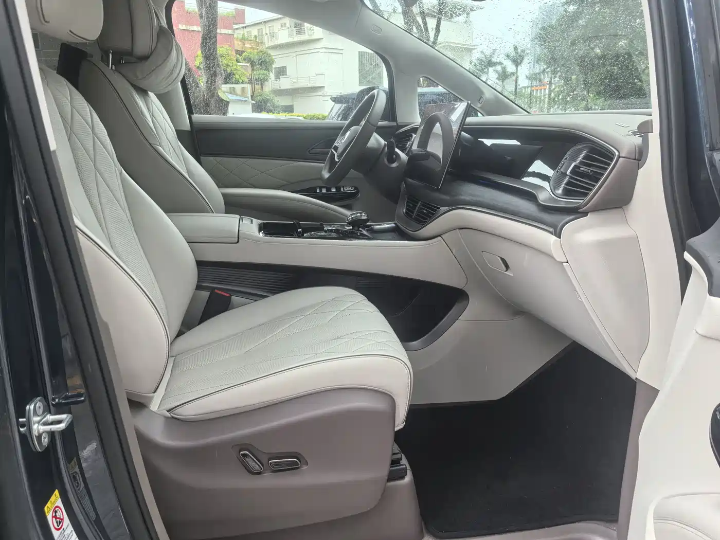 Denza D9 2022 DM-i 970 AWD Flagship фото 11