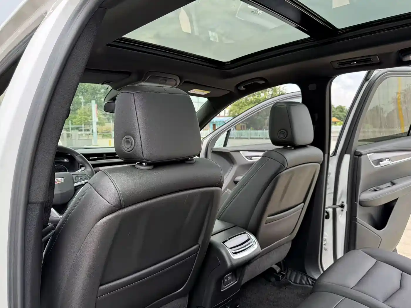 Photo 15 - Cadillac XT6