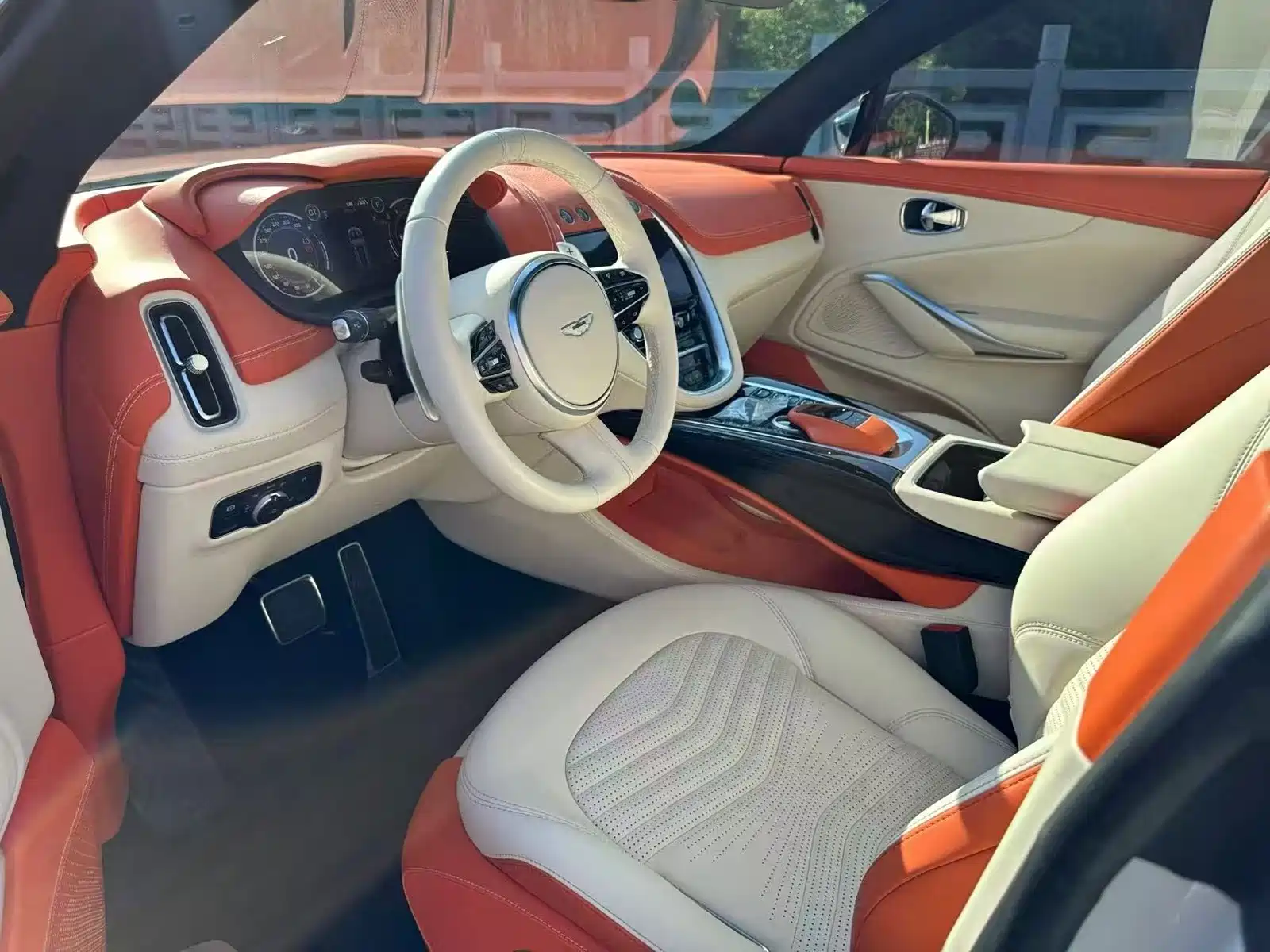 Фото 7 - Aston Martin DBX