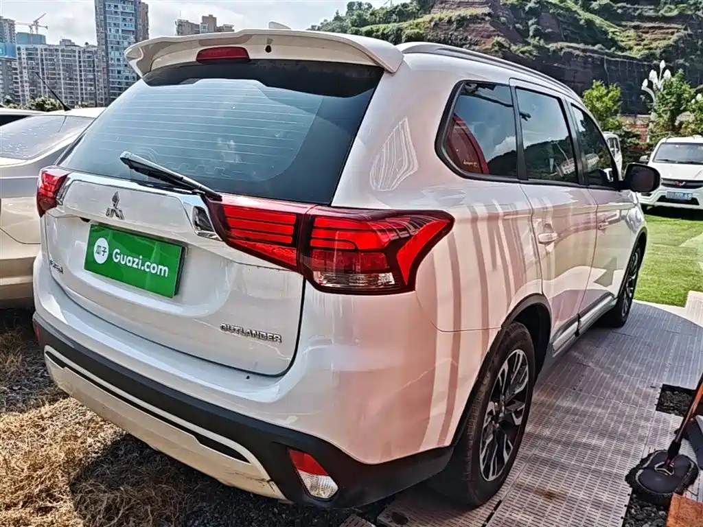 MITSUBISHI OUTLANDER
