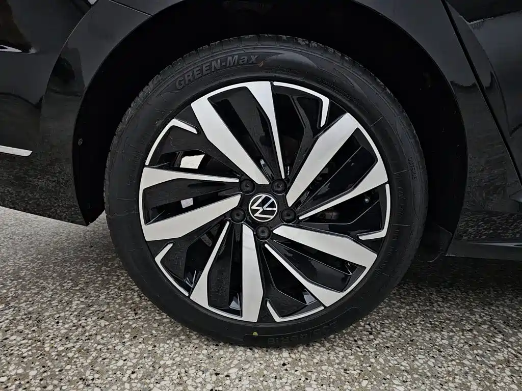 Volkswagen Passat 2022 330TSI Premium Edition фото 15