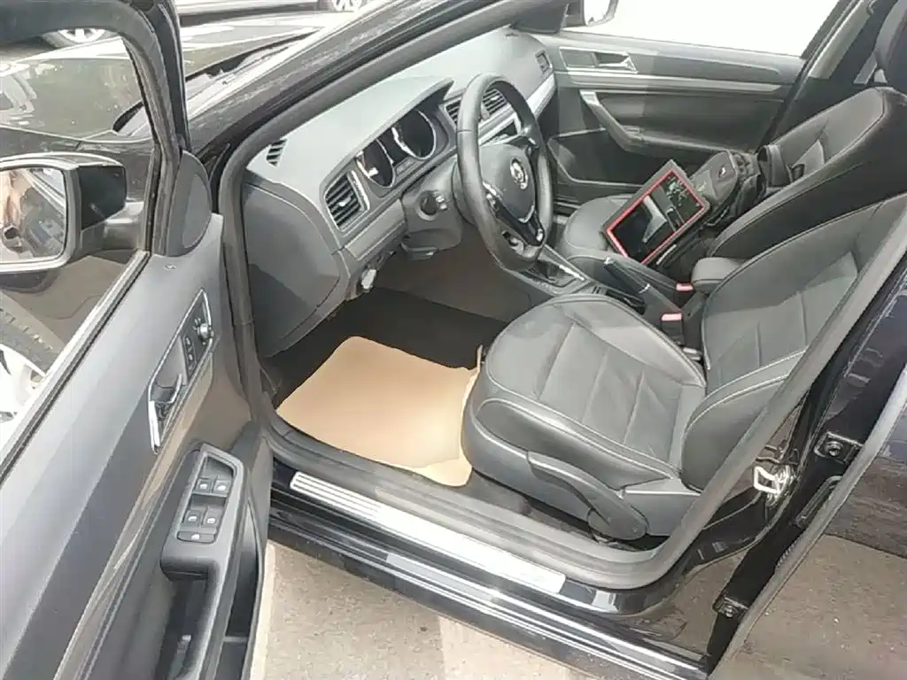 Volkswagen Lavida 2015 1.6L Automatic Comfort Edition фото 16