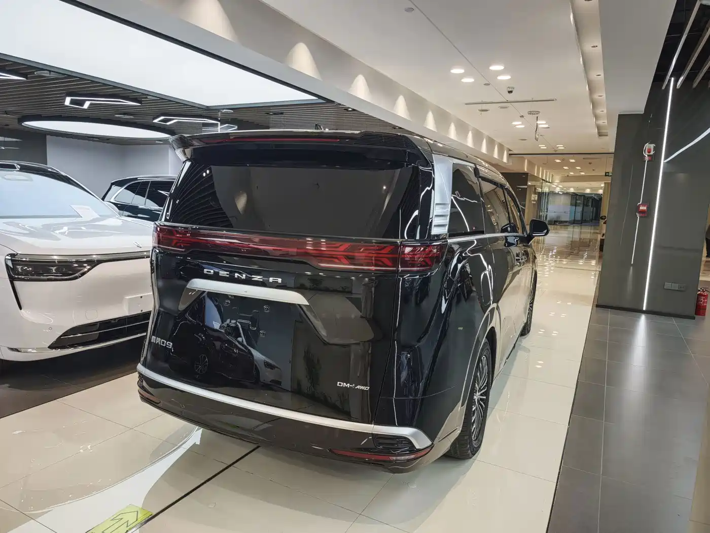 Denza D9 2025 2024 DM-i 980 AWD Prestige