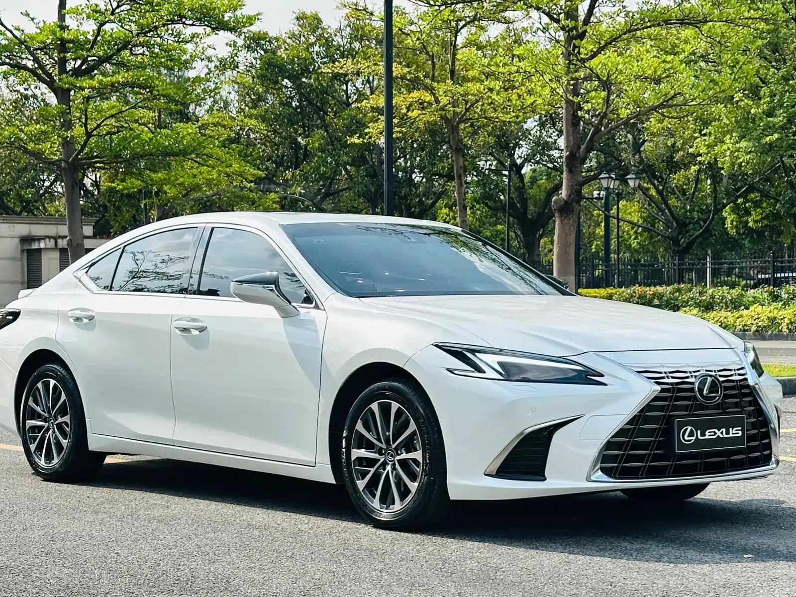 Фото 3 - Lexus ES