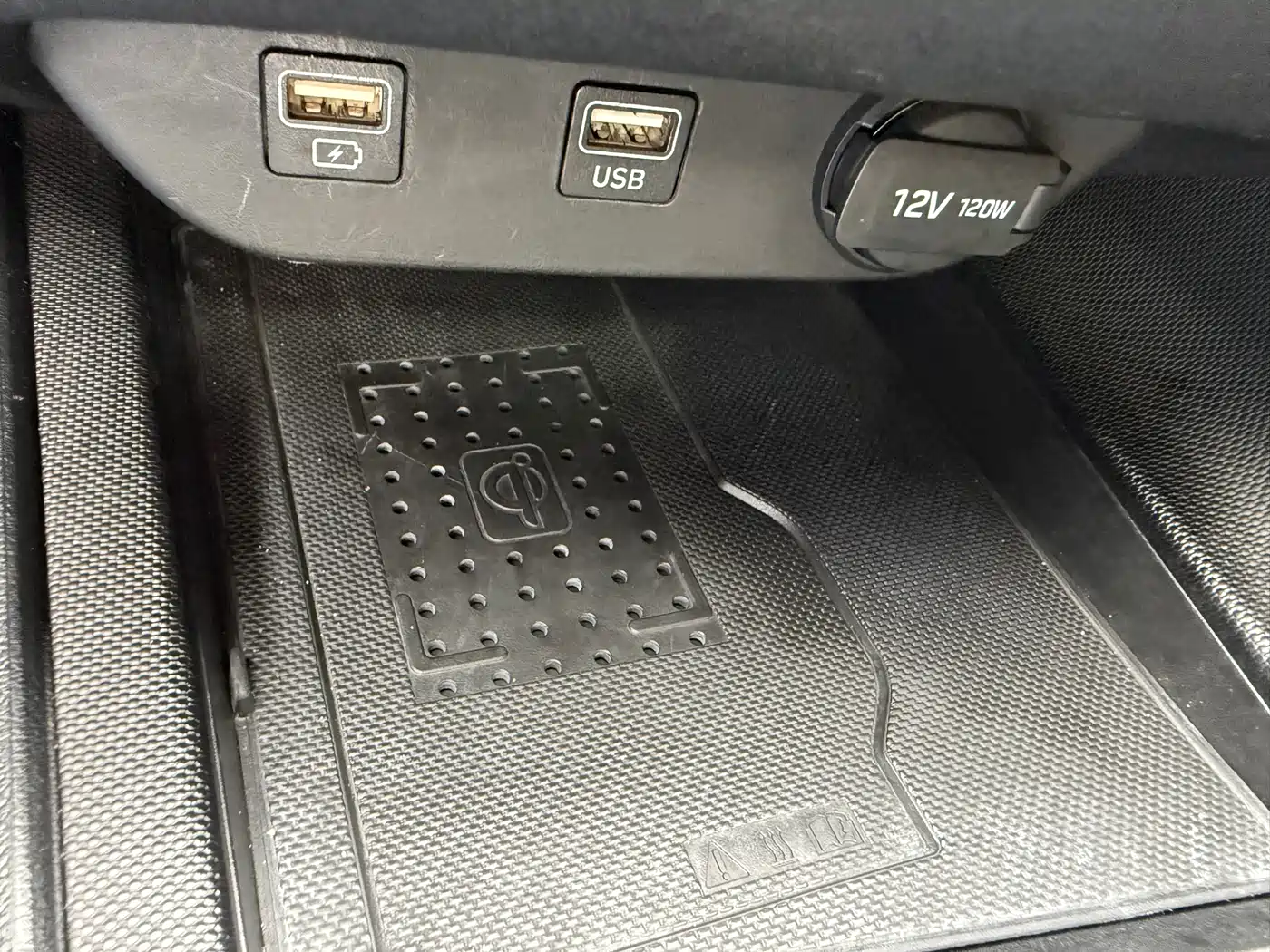 Hyundai Elantra 2022 1.5L CVT LUX Premium Edition фото 26