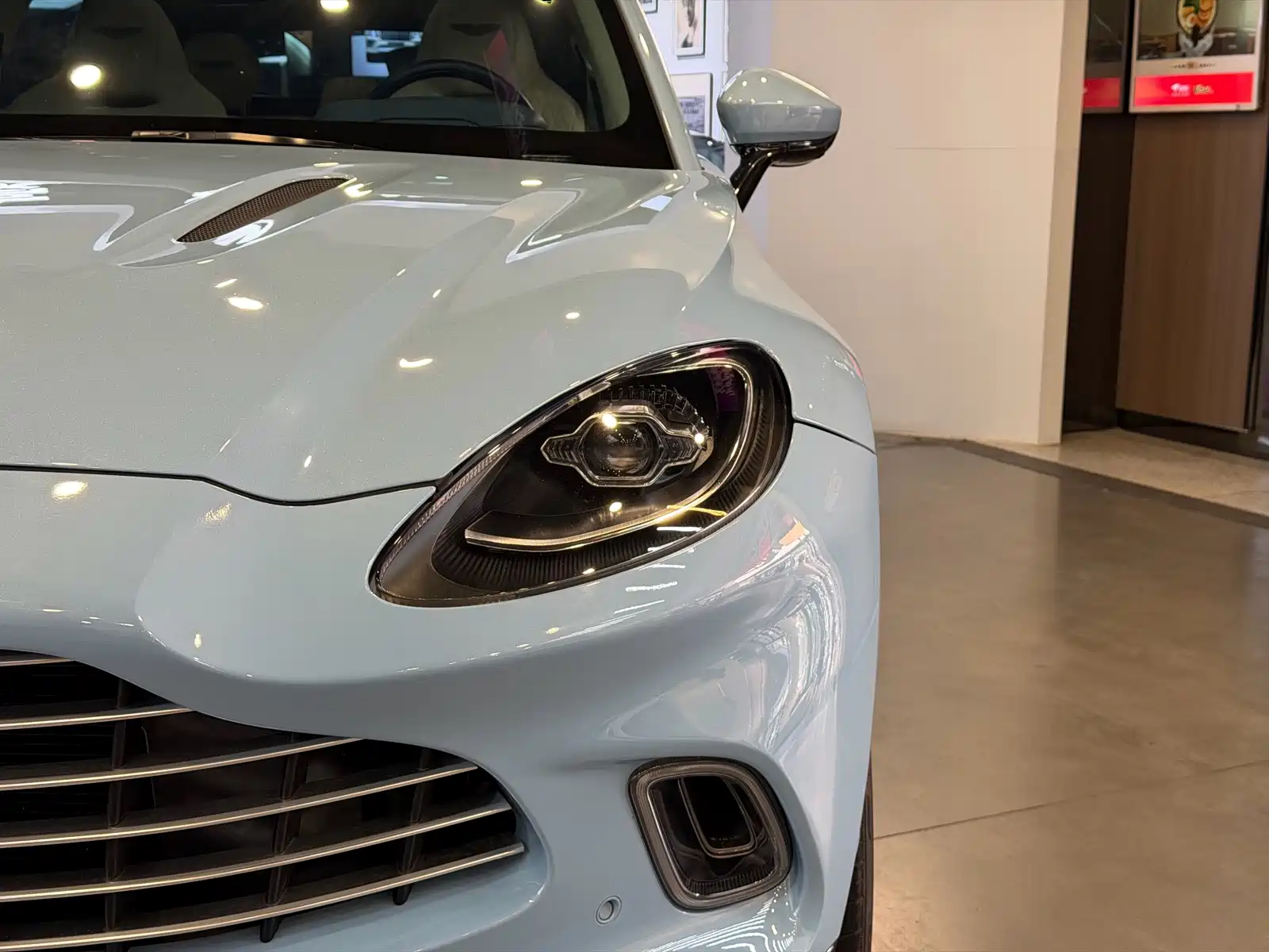 Фото 3 - Aston Martin DBX