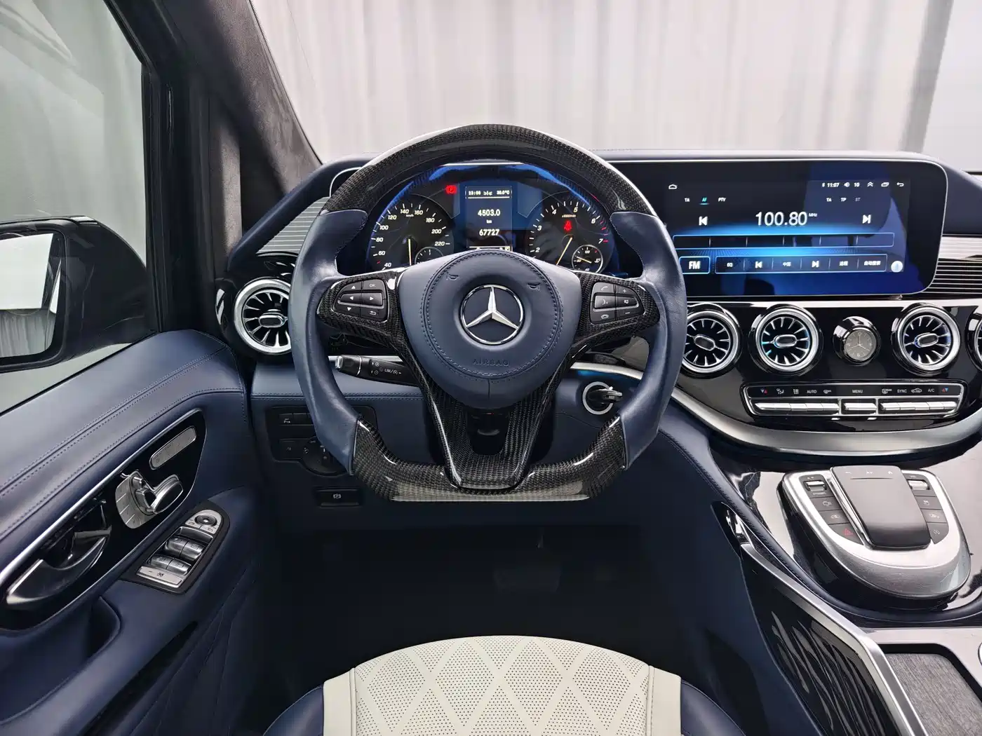 Mercedes-Benz Vito 2023 2.0T Business 7-Seater фото 9