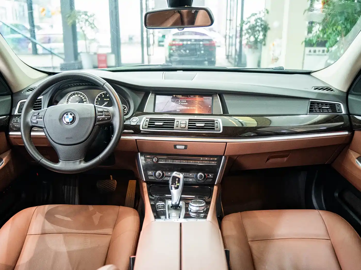 BMW 5 Series GT 2014 528i Leading фото 12