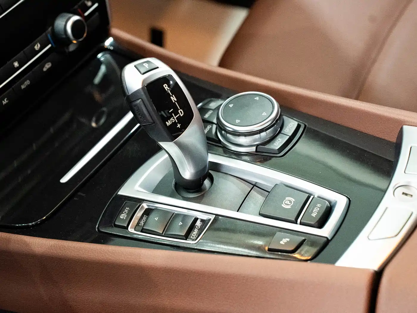 BMW 5 Series GT 2014 528i Leading фото 17