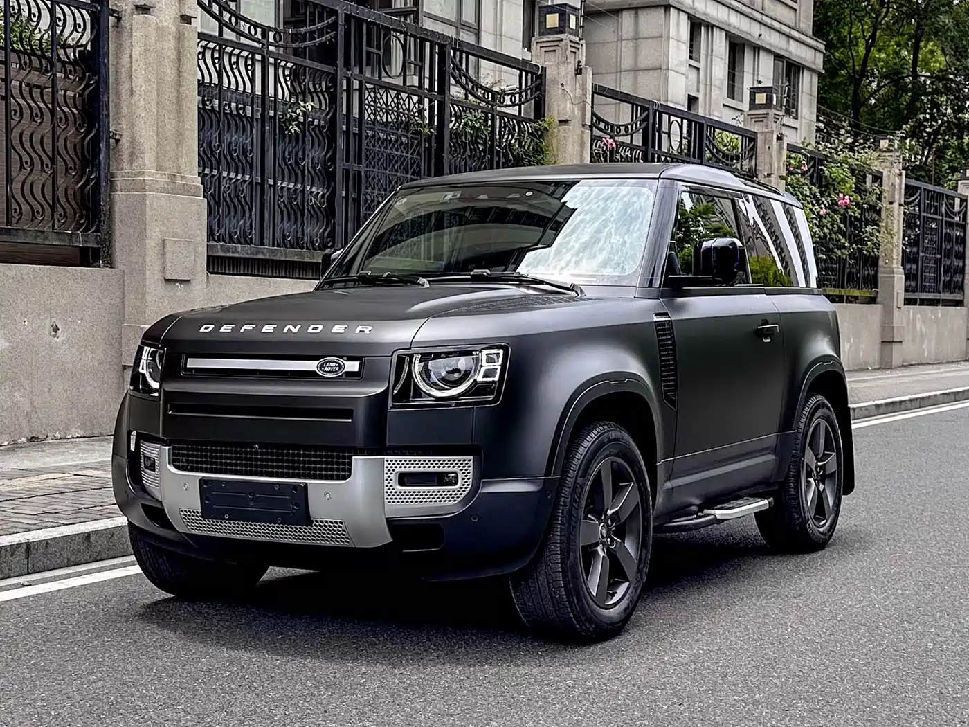 Land Rover Defender 2023 Facelift 90 2.0T P300 SE