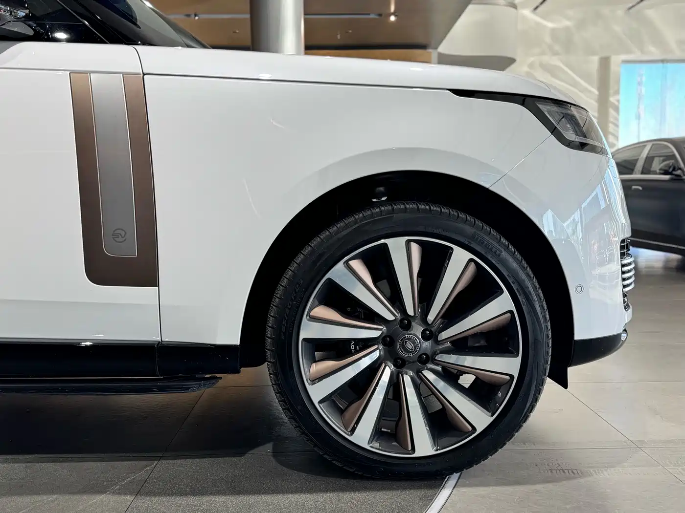 Land Rover Range Rover 2024 3.0 L6 400PS SV Prestige Genesis Extended 4-Seater фото 8