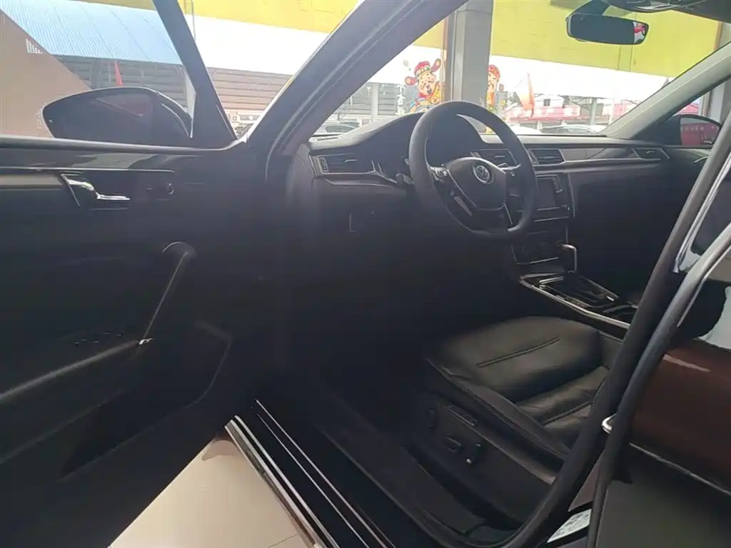 Volkswagen Passat 2017 330TSI DSG Luxury фото 16