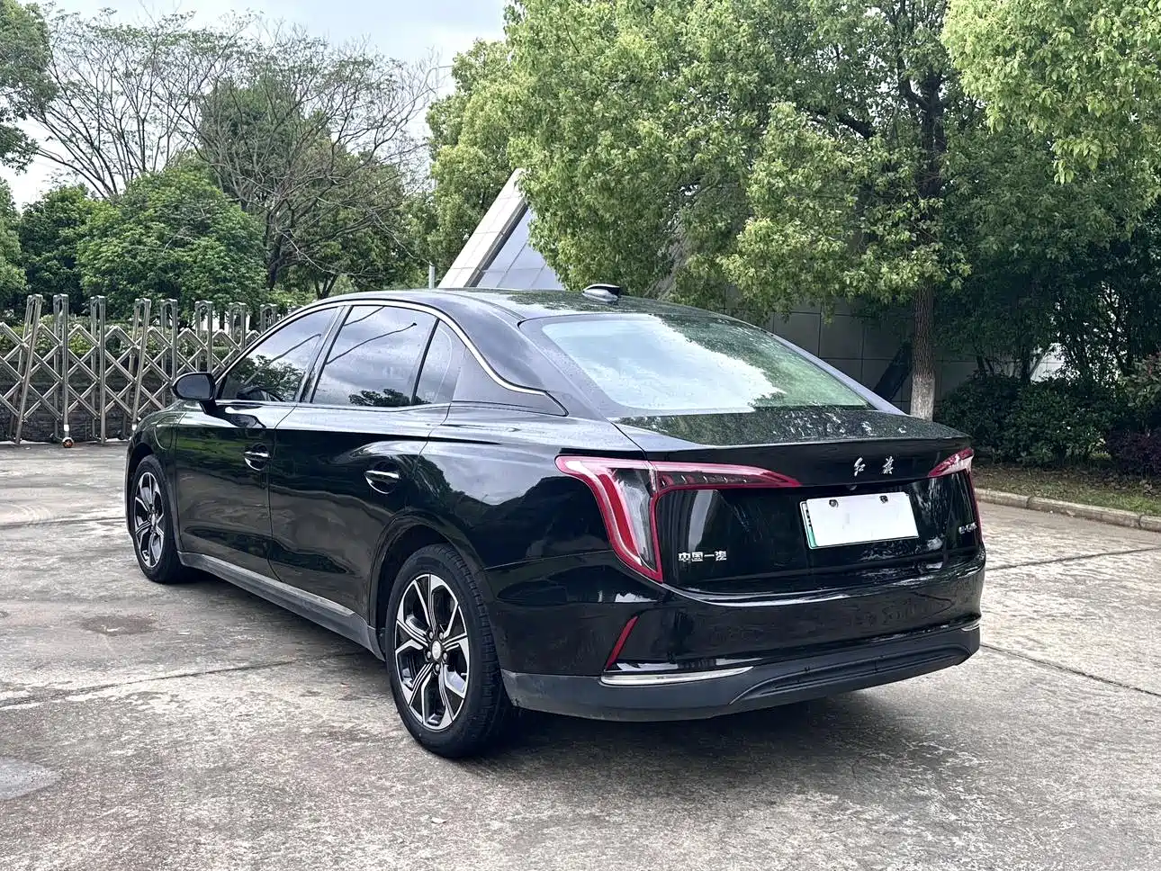 Photo 18 - Hongqi E-QM5