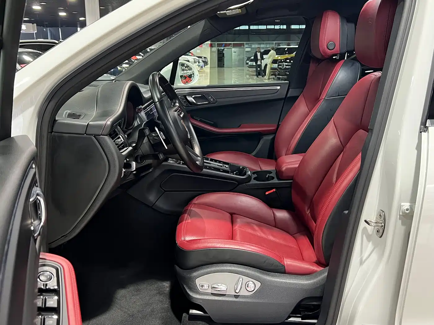 PORSCHE MACAN