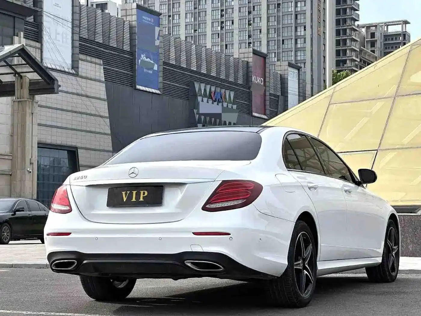 Photo 9 - Mercedes-Benz E-Class