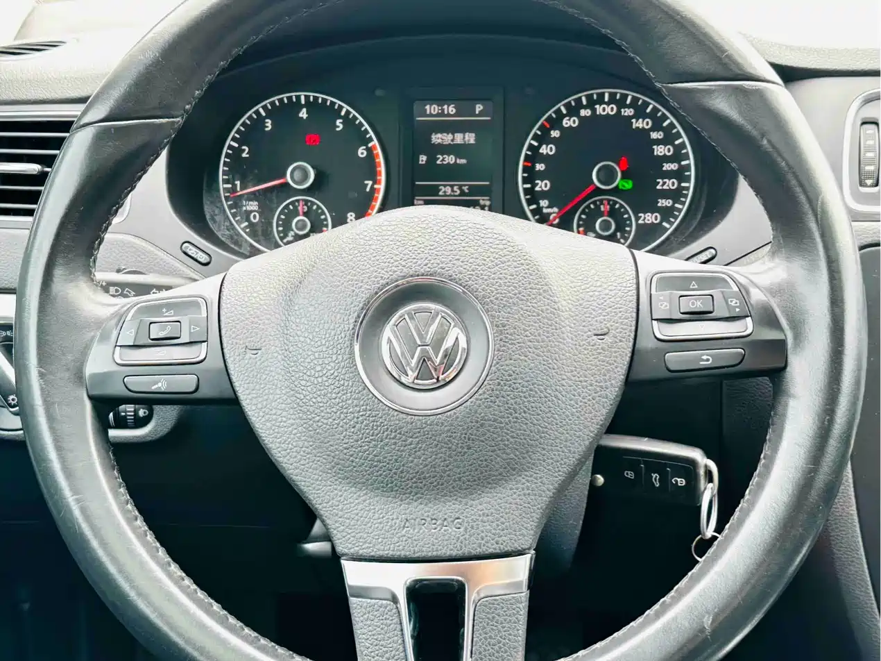 Volkswagen Sagitar 2014 1.4TSI Automatic Luxury фото 16