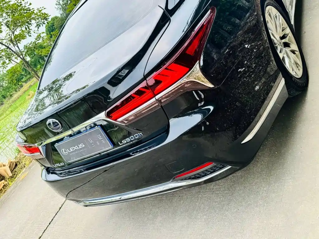 Фото 23 - Lexus LS