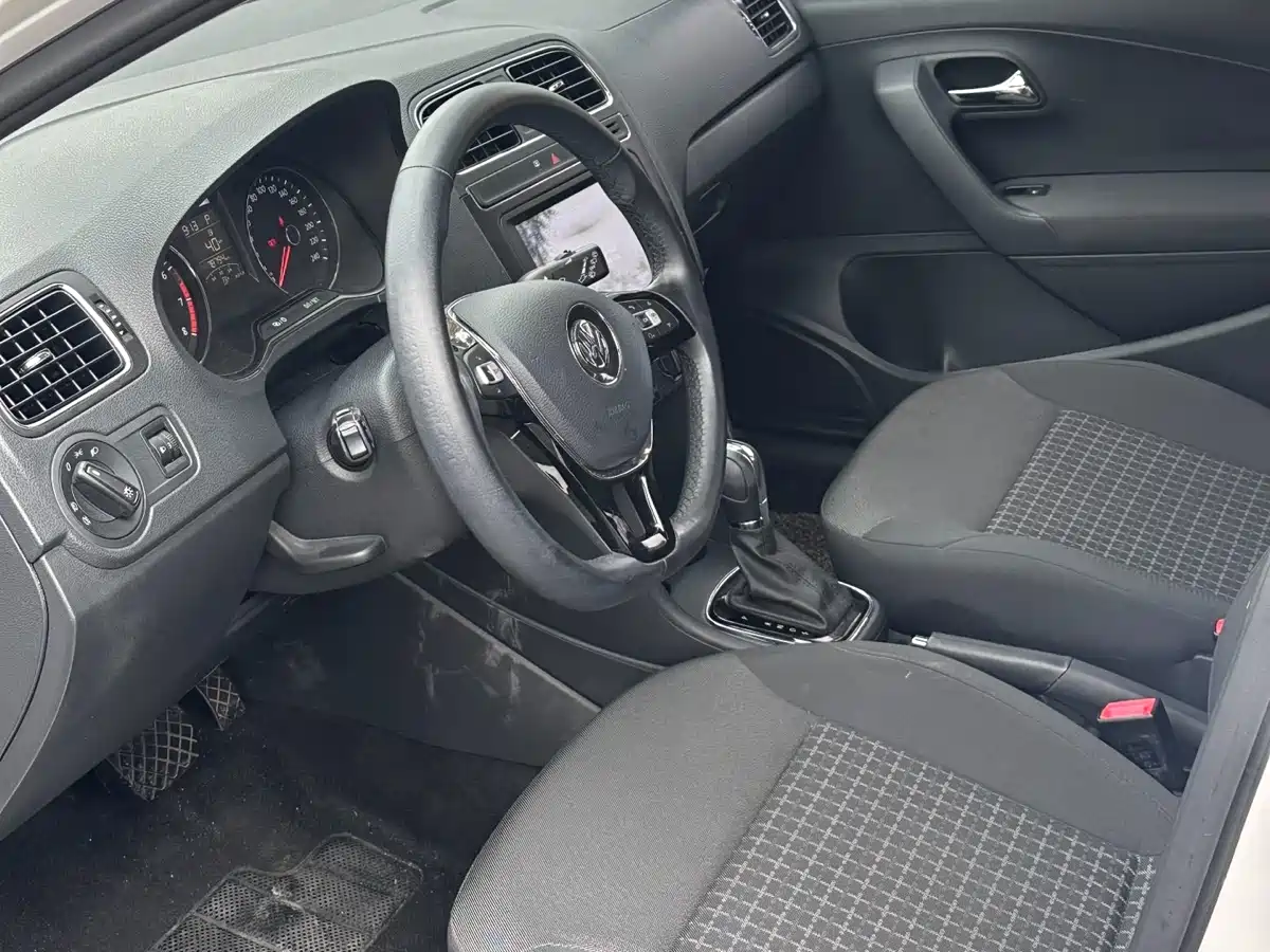 Volkswagen Polo 2016 1.6L Automatic Comfort фото 6