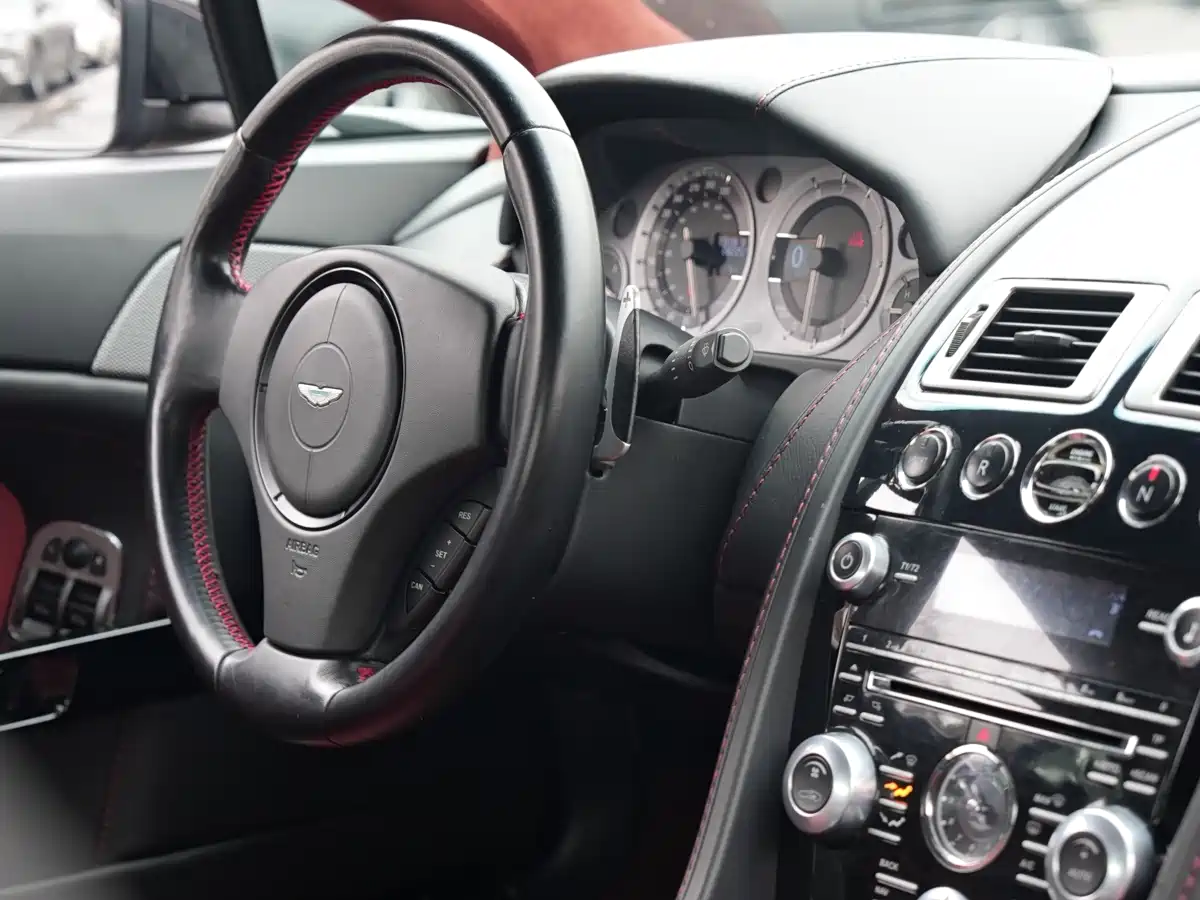 Aston Martin V8 Vantage 2012 4.7L S Coupe фото 10