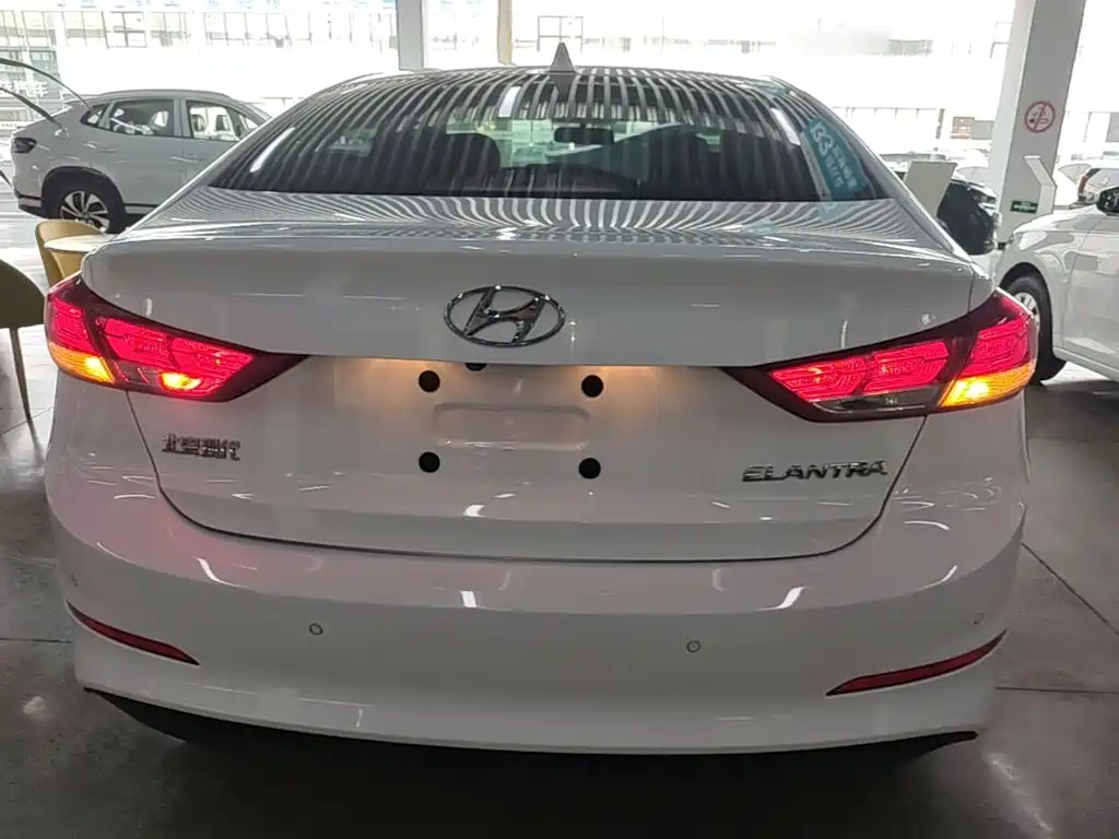 Photo 4 - Hyundai Elantra