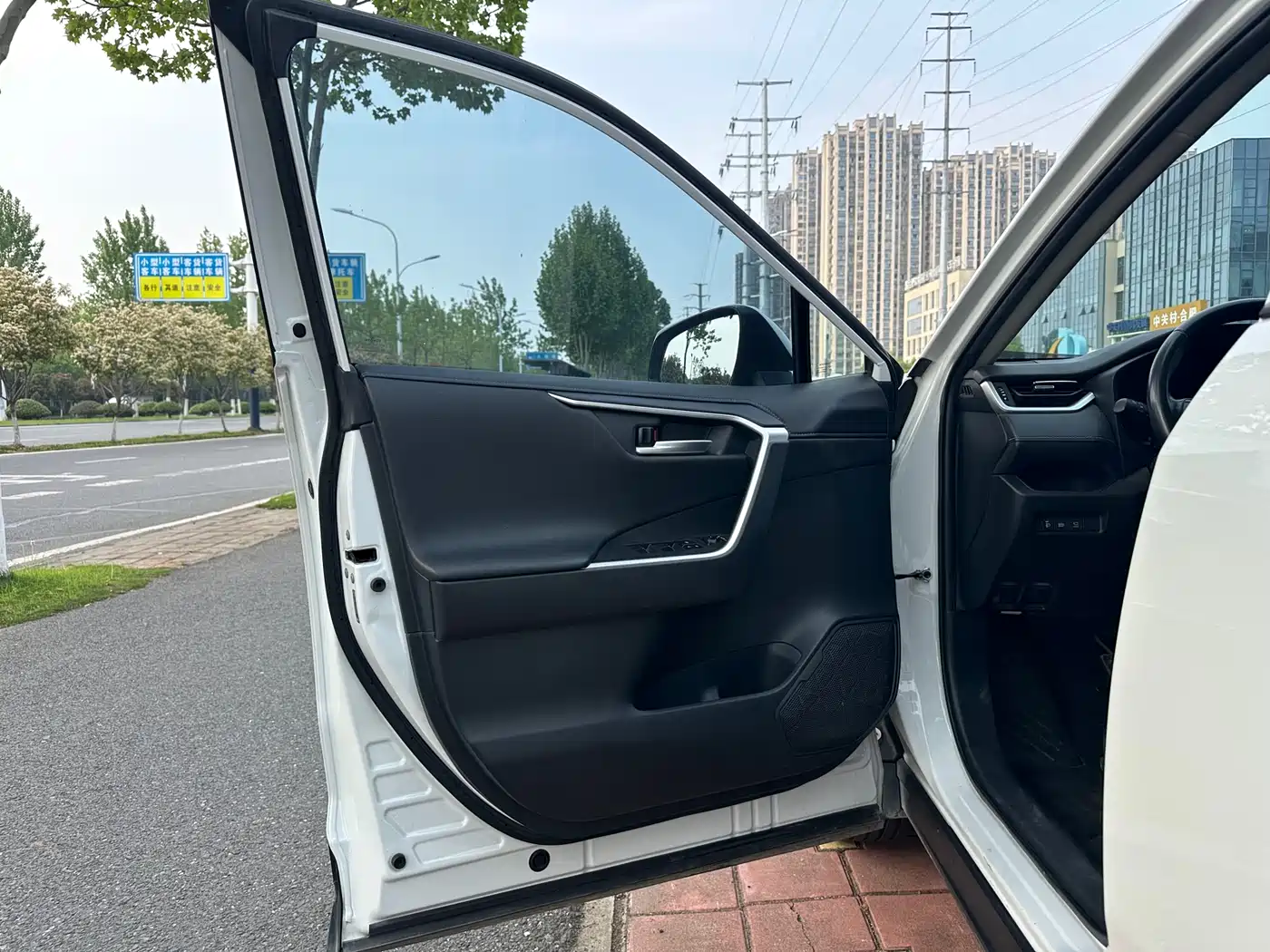 Toyota Wildlander 2022 2.0L CVT FWD Luxury Edition фото 7